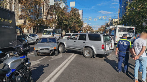 Семь автомобилей и автобус столкнулись в центре Воронежа