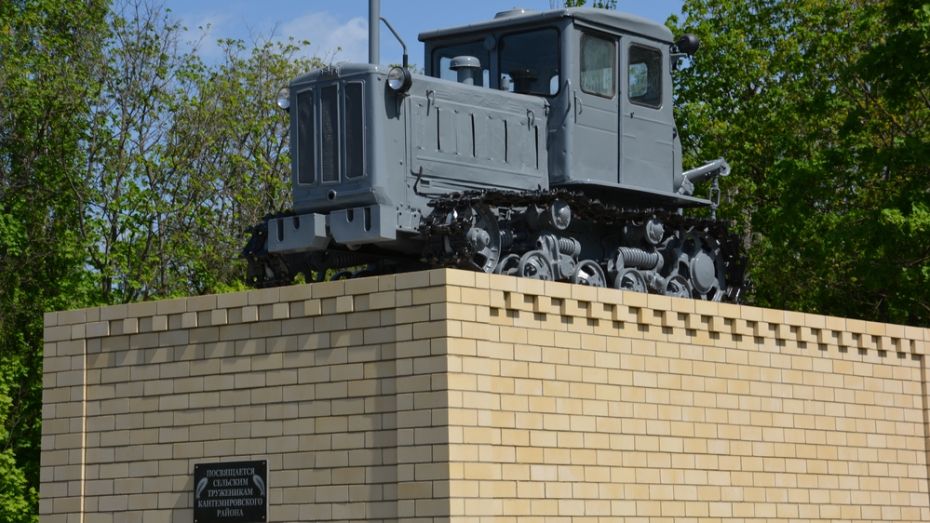 В Воронежской области открыли памятник трактору Т-74