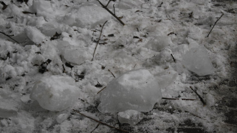 В центре Воронежа глыба льда рухнула рядом с полной людей остановкой