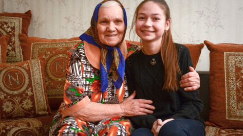 Острогожских школьниц наградили за спасение 85-летней женщины