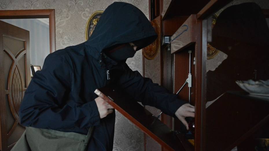 В Острогожском районе у пенсионерки из дома украли 70 тыс рублей