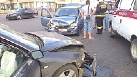 В центре Воронежа при столкновении трех машин пострадали дети