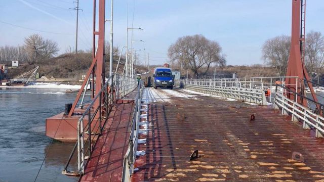Под Воронежем сорванный льдом наплавной мост установили на место