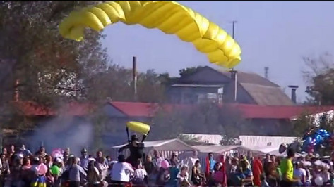 В сети появилось ВИДЕО неудачного приземления парашютиста в Кантемировке
