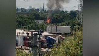 На выезде из Воронежа днем 2 июля вспыхнул грузовик: видео