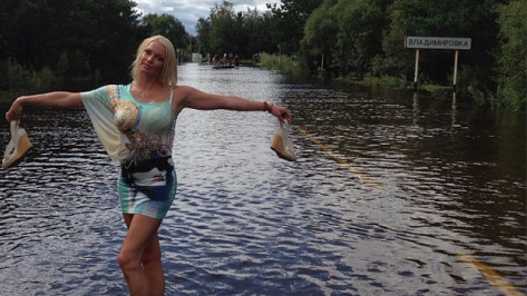 Анастасия Волочкова устроила фотосессию на фоне наводнения в Амурской области