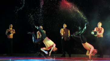 Танцоры театра «Искушение» вылили 200 литров воды на воронежскую сцену