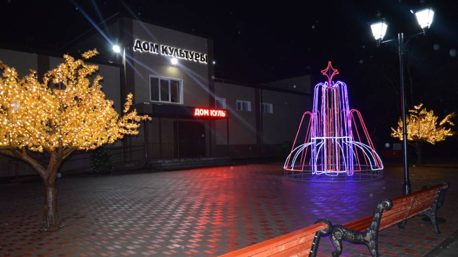 На площади Дома культуры в терновском селе Народное установили световой фонтан