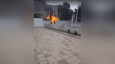 Частный дом загорелся на улице Дорожной в Воронеже
