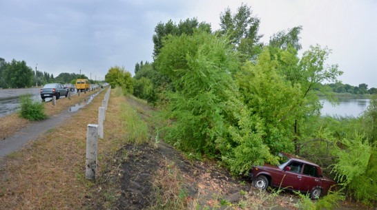 В Острогожске «ВАЗ-2105» слетел в кювет во время дождя