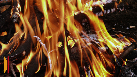 На пожаре в Лисках Воронежской области 21-летняя девушка получила ожоги рук