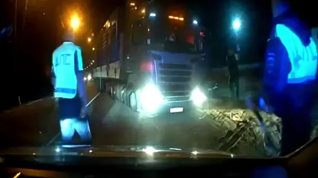 Стреляли по колесам: воронежская полиция остановила грузовик с пьяным водителем и 2 детьми