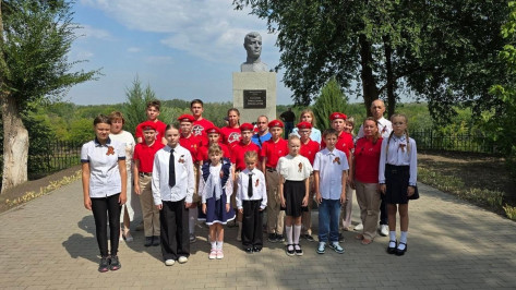 В Верхнемамонском районе вологодские школьники почтили память погибшего в годы ВОВ земляка