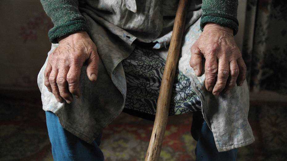 Очевидцы: в Воронежской области пенсионерка погибла, выпав из окна