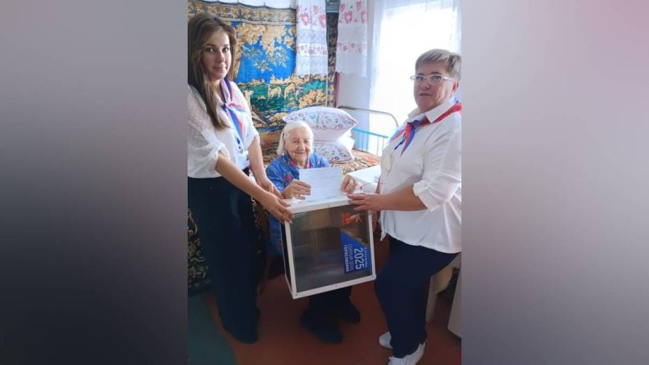 В Верхнем Мамоне на дому проголосовала 102-летняя Александра Малахова