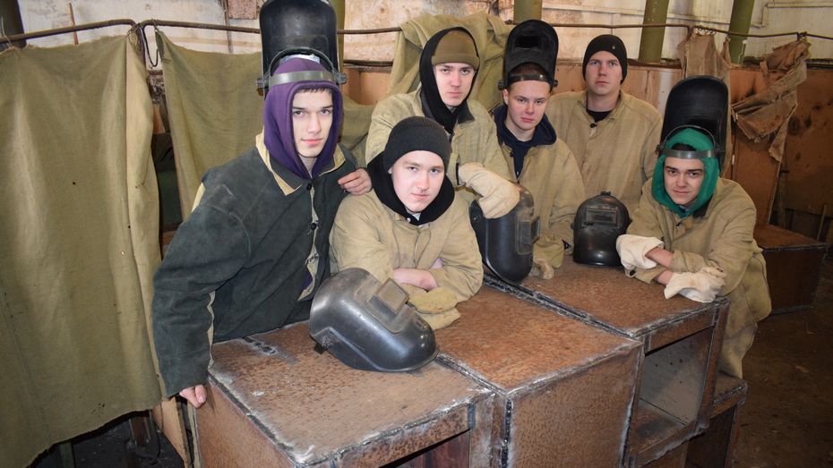Студенты Борисоглебского сельскохозяйственного техникума делают печи-буржуйки для солдат