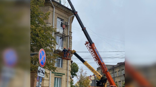 В центре Воронежа начали демонтаж 14 опасных балконов дома на Пушкинской