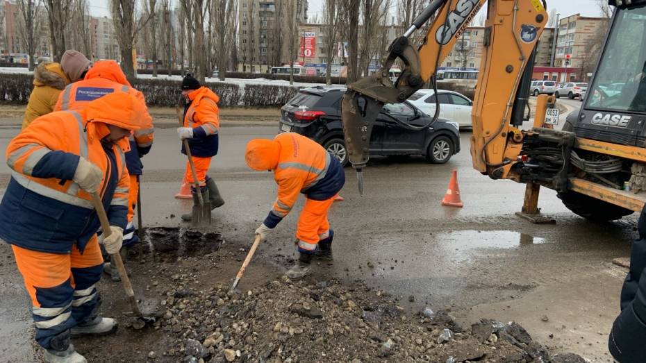В Воронеже дорогу на Остужевском кольце разберут на 60 см вглубь из-за прорыва канализации