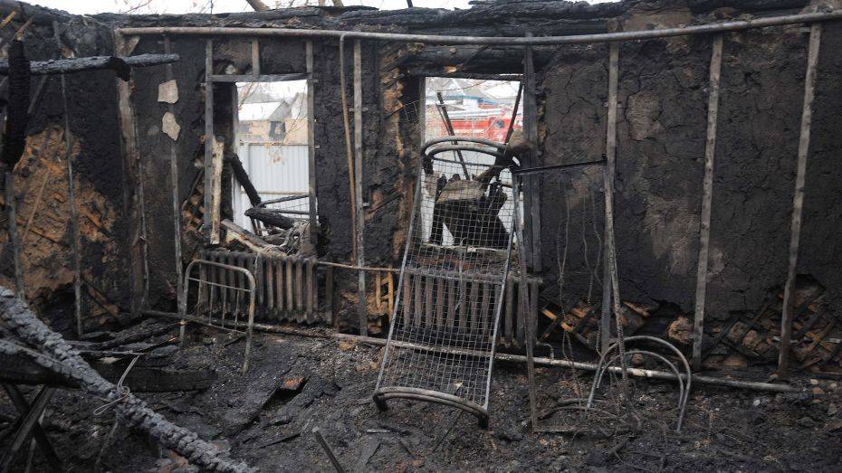 Труп 49-летнего мужчины нашли в сгоревшем доме в воронежском селе