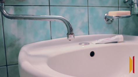 Потоп на улице Щорса в Воронеже привел к отключению холодной воды