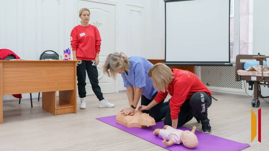 Инструкторы Красного Креста провели для воронежских учителей занятие по оказанию первой помощи