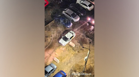 В воронежском Шилово такси провалилось в яму на месте ремонта водопровода