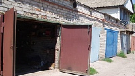 В Воронеже спасателям пришлось взламывать гараж, в котором повесился мужчина 