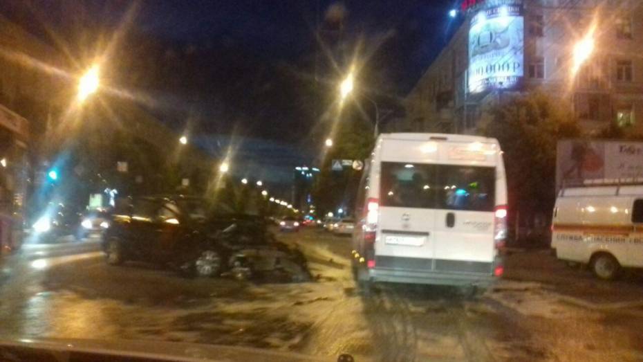 В ДТП с 2 Mercedes-Benz в центре Воронежа пострадали трое