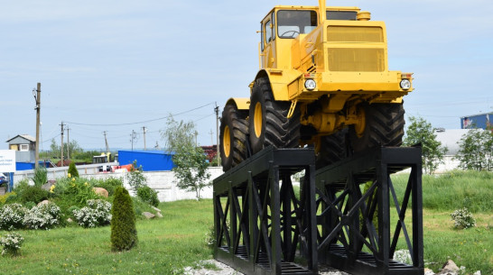 Памятник-трактор появился в репьевском селе Истобное