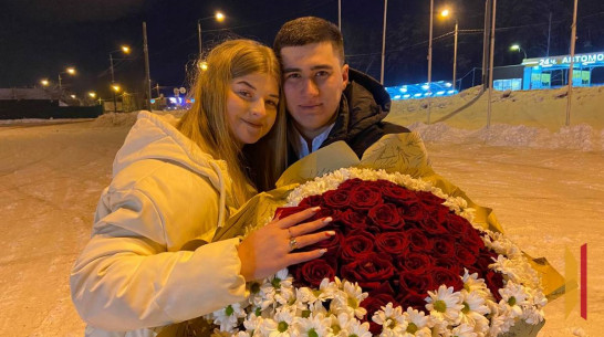 Букет из 101 розы на парковке. Житель Семилук необычно сделал предложение руки и сердца девушке