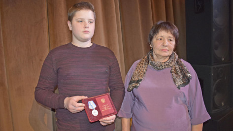 Матери погибшего воронежского участника СВО передали медаль «За отвагу»