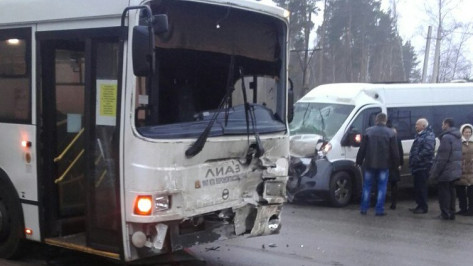 В Воронеже столкнулись пассажирский «ЛиАЗ» и микроавтобус