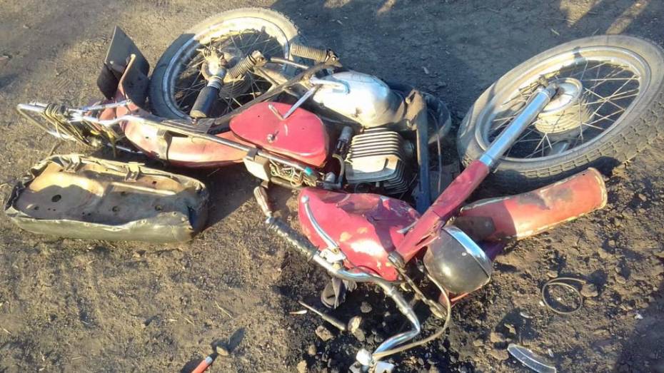 В борисоглебском селе Третьяки мотоциклист попал под прицеп КамАЗа