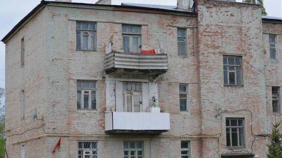 Под Воронежем в аварийном доме вновь обрушилась часть стены