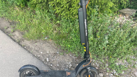 В Воронежской области подростки на электросамокате вылетели под колеса «Приоры»