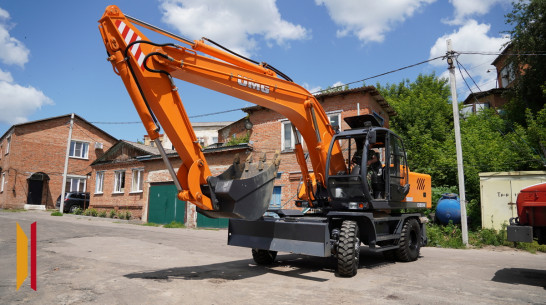 Автопарк острогожских коммунальщиков пополнился колесным экскаватором