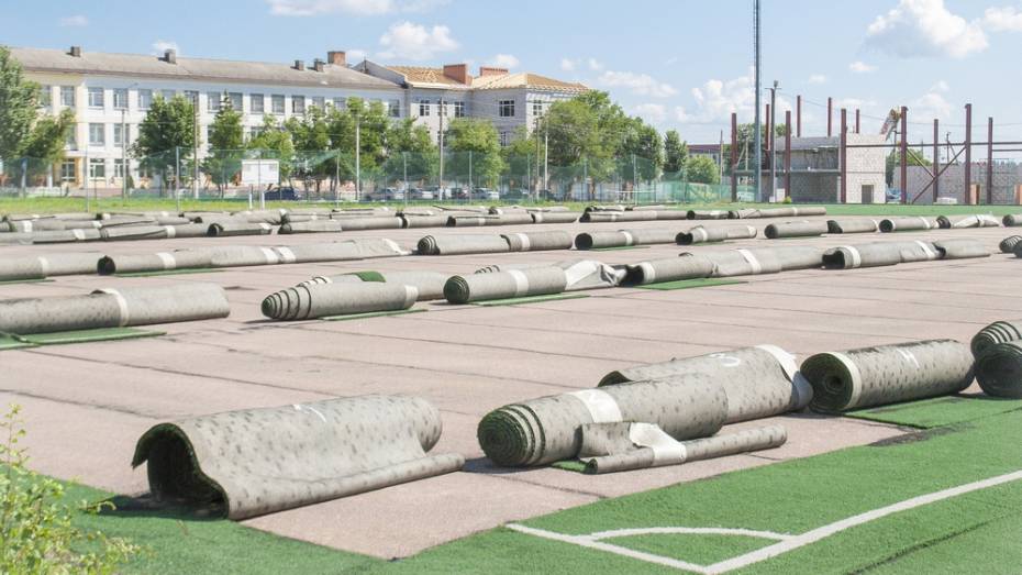 В Лисках на стадионе «Локомотив» заменят искусственное покрытие запасного поля 