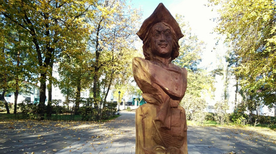 В павловском городском парке установили деревянный бюст Петра I