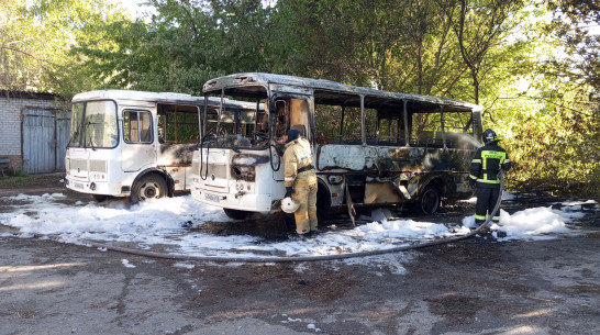 В Верхнем Мамоне Воронежской области сгорел автобус