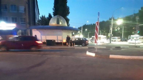 В Воронеже женщина на Audi протаранила киоск
