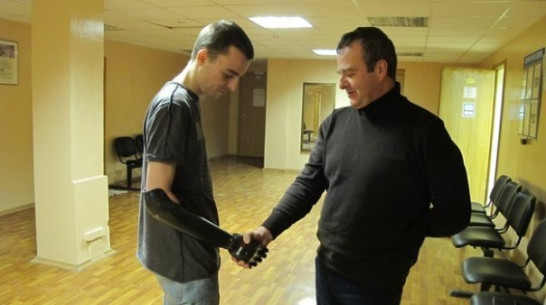 Воронежский фаерщик обрел новые биоэлектрические руки