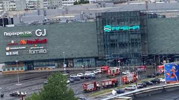 Пожарные машины съехались к ТРК «Арена» в Воронеже утром 24 июня