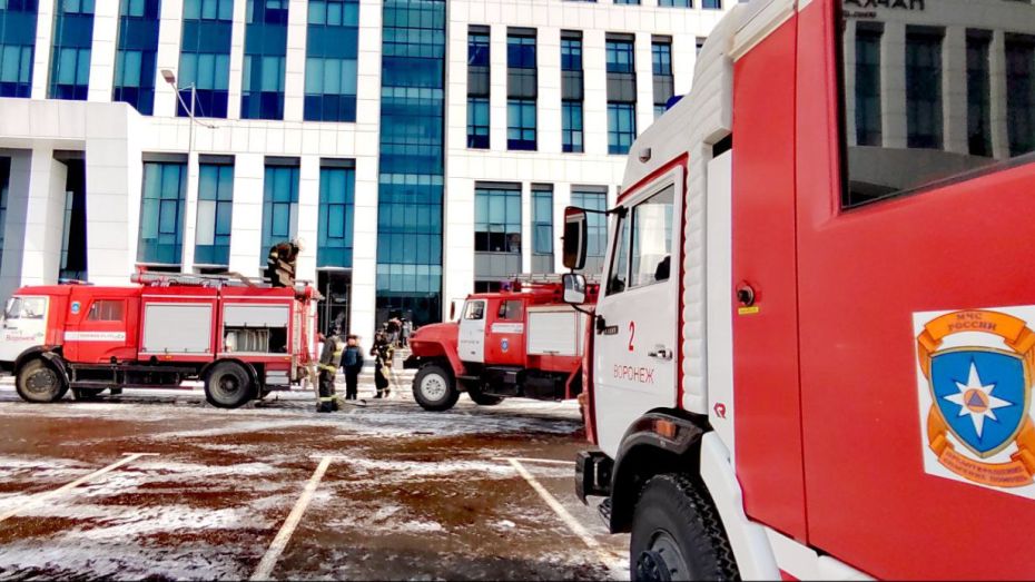Пожарные съехались к 10-этажному офисному зданию в центре Воронежа