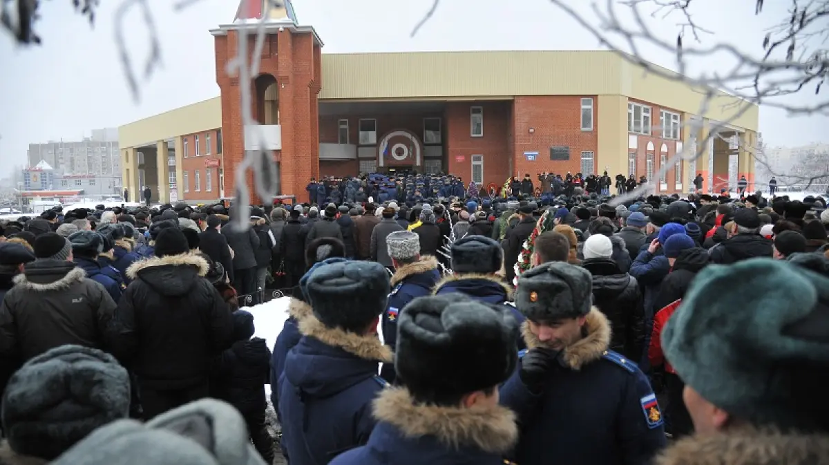 На прощание с погибшим в Сирии воронежским летчиком пришли 2 тыс человек