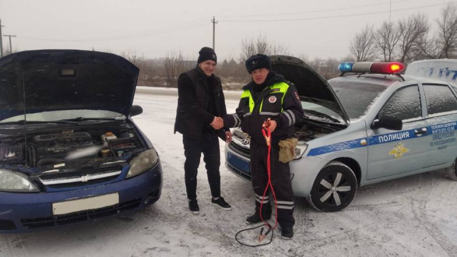 В Воронежской области инспекторы ГИБДД спасли замерзающего водителя