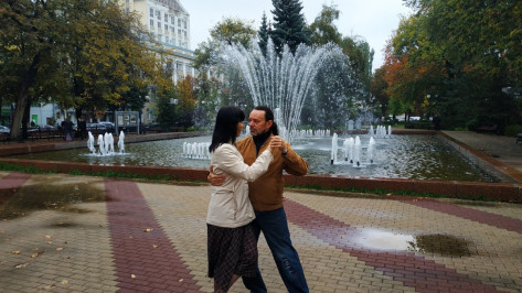 У фонтана в Кольцовском сквере Воронежа станцевали последнее танго