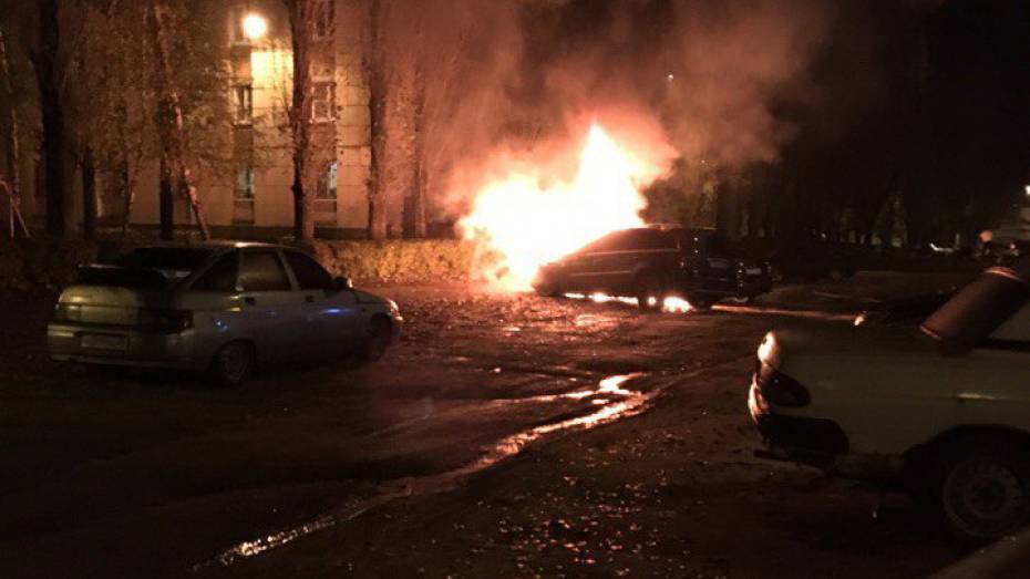 В Воронеже ночью сгорели два автомобиля Mercedes