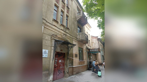 Возбуждено дело из-за обрушения карниза исторического здания в центре Воронежа