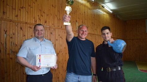 Борисоглебская команда полицейских стала лидером областных соревнований по гиревому спорту