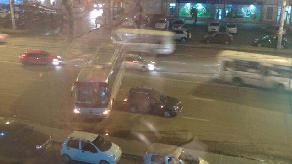 В Воронеже пассажирский автобус перегородил улицу Кольцовскую
